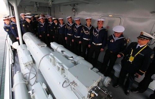 Các thủy thủ TQ được tham quan hệ thống phóng lôi trên tuần dương hạm Varyag 011 của Hải quân Nga